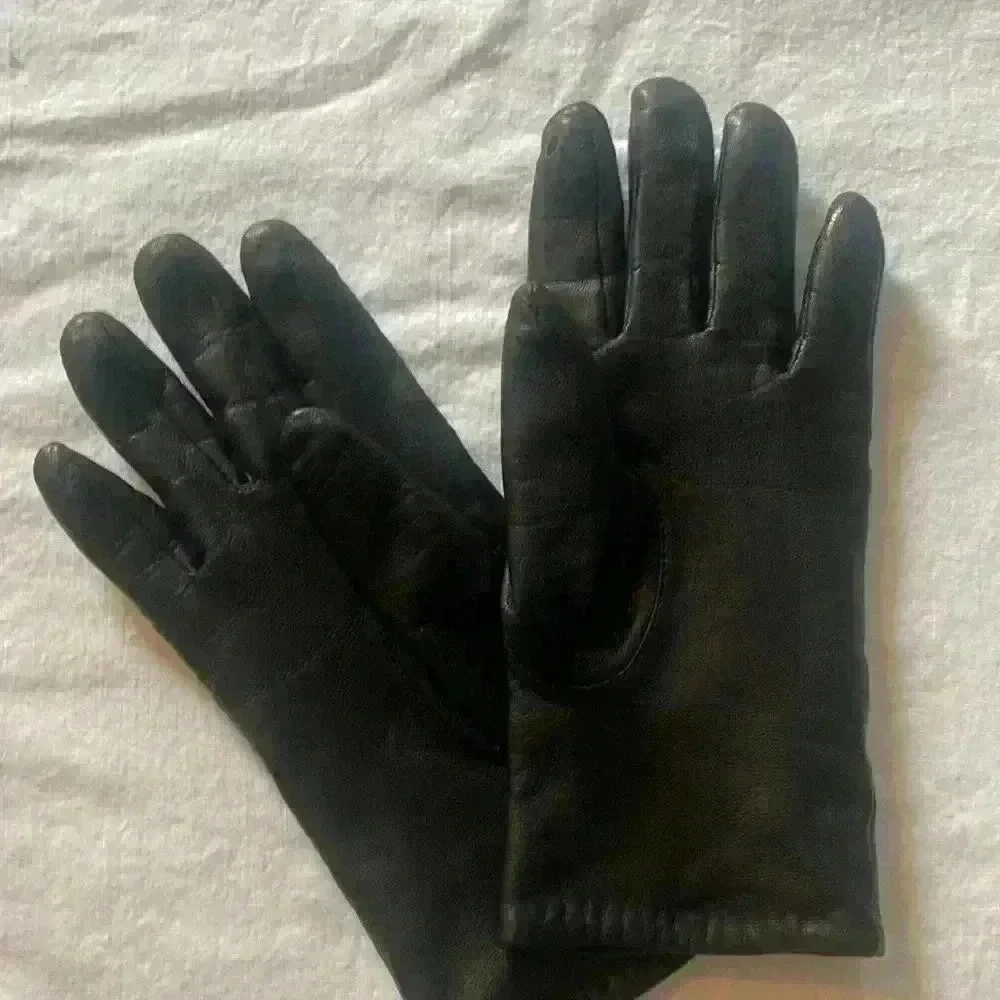 Black leather gloves with lining